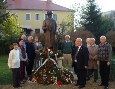 A koszorúkkal elhalmozott Bethlen-szobor mellett álló ünneplők között jobbra a második M. Szabó Imre, balra a második Bakos István