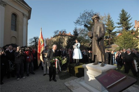 Balog Zoltán miniszter koszorút helyez el Bethlen Gábor fejedelem szobrának avatásán