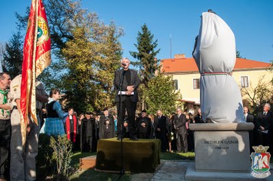 Bakos István, a Bethlen Gábor Alapítvány ügyvivő kurátora adta át a szobrot az Erdélyi Református Egyházkerületnek