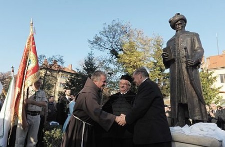 Bethlen Gábor felavatott szobránál a három fővédnök kezet fog egymással, középen Kató Béla református püspök